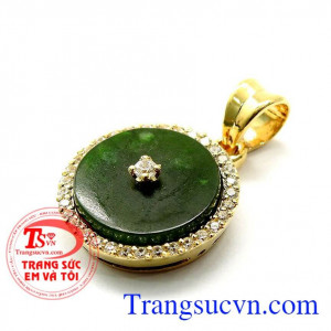 Đeo mặt dây chuyền phong thủy mang lại may mắn bình an trong cuộc sống