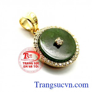 Mặt dây chuyền ngọc bọc vàng phong thủy phù hợp cho người mệnh hỏa,