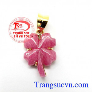 Theo quan niệm hình ảnh cỏ bốn lá tượng trưng cho sự may mắn đem lại nụ cười và hạnh phúc mãi cho người tìm thấy,