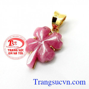 Vì vâỵ đeo Mặt dây cỏ may mắn ngọc ruby mang lại sự may mắn mọi mặt trong cuộc sống