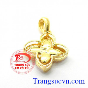 Sở hữu mặt dây chuyền cỏ bốn lá chủ nhân của nó sẽ gặp nhiều may mắn thuận lợi về mọi mặt của cuộc sống