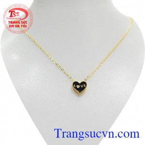Dây chuyền được chế tác từ vàng và kết hợp với mặt dây chữ LOVE xinh xắn,giúp người đeo càng tự tin và yêu bản thân mình hơn.