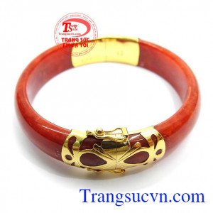 Hoặc chỉ đơn giản là áo bà ba. Vòng ngọc nữ bọc vàng