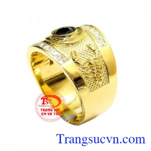 Nhẫn vàng nam tính,nhẫn nam được chế tác từ vàng tây bảo đảm tính bền đẹp,ngoài ra sản phẩm còn thiết kế với hai bên hông của nhẫn là hình bọ cạp mạnh mẽ,làm tăng thêm phần nam tính