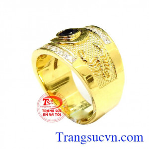 Nhẫn vàng nam tính,nhẫn nam được chế tác từ vàng tây bảo đảm tính bền đẹp,ngoài ra sản phẩm còn thiết kế với hai bên hông của nhẫn là hình bọ cạp mạnh mẽ,làm tăng thêm phần nam tính