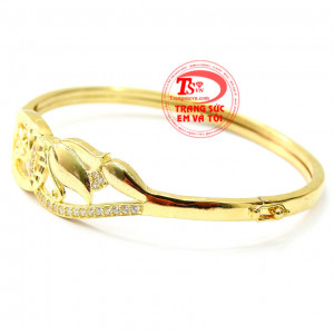 Vòng tay hoa hồng đính đá cho nữ vàng 10k là món quà tặng ý nghĩ cho bạn gái. Vòng tay hoa hồng đính đá cho nữ