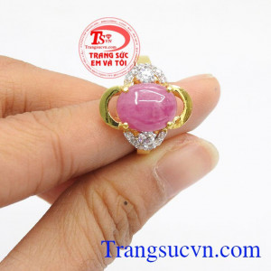 Nhẫn vàng đá ruby tự nhiên là sản phẩm đá Ruby thiên nhiên là biểu tượng của may mắn hạnh phúc với sắc đỏ quyền lực,bí ẩn và quyến rũ,món quà ý nghĩa trong các dịp lễ