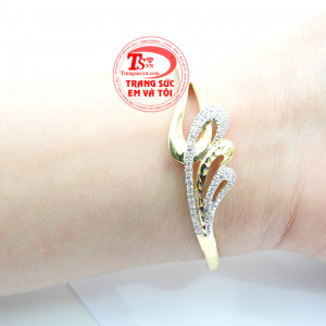 Vòng tay vàng tây kết hợp được với nhiều loại trang phục. Vòng vàng lá đính đá đẹp