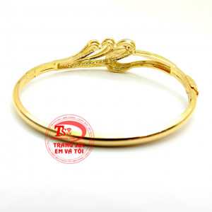 Vòng vàng lá đính đá đẹp với thiết kế tinh xảo mang lại vẻ đẹp quyến rũ cá tính cho bạn gái. Vòng vàng lá đính đá đẹp
