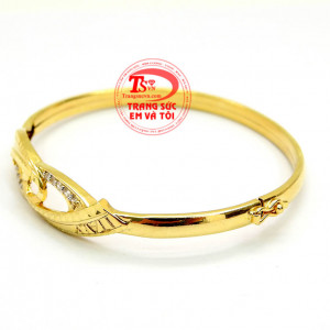 Vòng vàng tây đính đá tinh xảo với thiết kế độc đáo mang lại sự quyến rũ cá tính cho người đeo. 