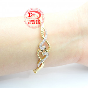 Kết hợp nhiều phong cách đa dạng, mang lại vẻ đẹp dịu dàng cho phái đẹp. Vòng tay vàng trái tim đôi