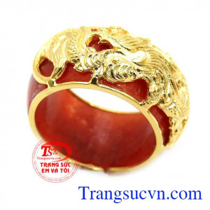 Nhẫn ngọc vàng hình rồng thể hiện sức mạnh và quyền uy,rồng biểu trưng cho năng lượng của đất trời,là vật phẩm phong thủy có ý nghĩa quan trọng mang nguyên khí Thổ,trong Bát vận đây là cát khí đem lại sự may mắn về công danh, tài lộc
