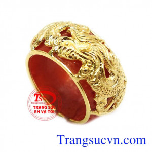 Nhẫn ngọc vàng hình rồng thể hiện sức mạnh và quyền uy,rồng biểu trưng cho năng lượng của đất trời,là vật phẩm phong thủy có ý nghĩa quan trọng mang nguyên khí Thổ,trong Bát vận đây là cát khí đem lại sự may mắn về công danh, tài lộc
