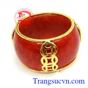 Nhẫn ngọc vàng hình rồng thể hiện sức mạnh và quyền uy,rồng biểu trưng cho năng lượng của đất trời,là vật phẩm phong thủy có ý nghĩa quan trọng mang nguyên khí Thổ,trong Bát vận đây là cát khí đem lại sự may mắn về công danh, tài lộc