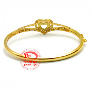 Vòng tay độc đáo cá tính với thiết kế hình trái nổi bật tôn lên vẻ đẹp sang trọng quý phái cho bạn nữ. Vòng nữ vàng tây đính đá