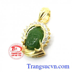 Mặt dây thanh lịch được chạm khắc và bọc vàng tinh tế,lấp lánh,