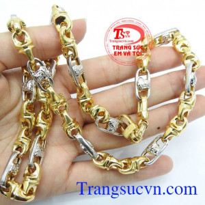 Dây chuyền nam với thiết kế to khỏe như thể hiện sự nam tính của người đeo