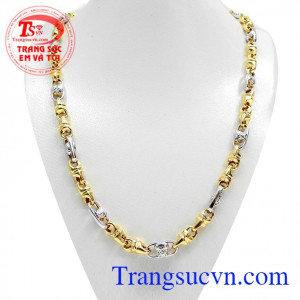 Sản phẩm được thiết kế mặt vàng cao cấp dễ dàng kết hợp với các trang phục và phụ kiện