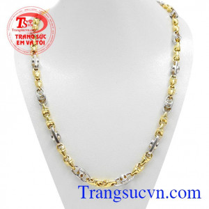Dây chuyền được thiết kế độc đáo, móc nối bằng vàng màu và điểm nhấn là thoi bằng vàng trắng