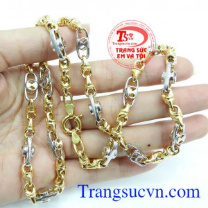 Dây chuyền được thiết kế độc đáo, móc nối bằng vàng màu