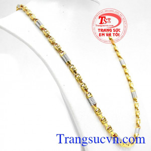 Dây chuyền được thiết kế với điểm nhấn hình thoi vàng trắng, thiết kế sang trọng dễ dàng kết hợp với các trang phục