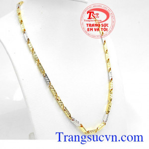 Dây chuyền được chế tác theo dạng hình thoi, khắc trên sản phẩm là ba hình vòng xoắn để tạo điểm nhấn