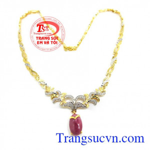 Kiềng nữ quý phái,kiềng vàng được thiết kế kiểu dáng sang trọng quý phái,đễ dàng kết hợp vói áo dài hoặc đầm. 