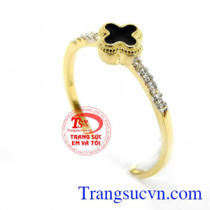 Nhẫn nữ cỏ bốn lá đá đen,Nhẫn nữ thời trang được nhập khẩu từ Hàn Quốc, tính bền đẹp cao, thiết kế mặt hình cỏ bốn lá, hai bên cạnh nhẫn được gắn đá kết làm tăng thêm vẻ đẹp cho chiếc nhẫn này