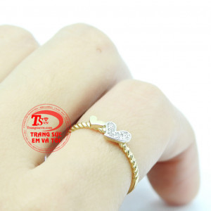 Mặt nhẫn thiết kế với hai hình trái tim.Với ý nghĩa phụ nữ là để yêu,hãy dành tặng cho người phụ nữ của chúng ta món quà ý nghĩa này nhé