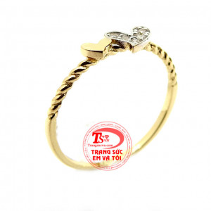 Mặt nhẫn thiết kế với hai hình trái tim.Với ý nghĩa phụ nữ là để yêu,hãy dành tặng cho người phụ nữ của chúng ta món quà ý nghĩa này nhé