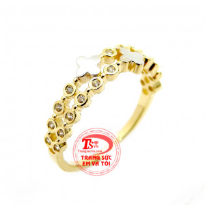 Nhẫn nữ cỏ bốn lá Korea,Nhẫn nữ được kết hợp giữa vàng trắng và vàng màu,hai bên viền nhẫn đính đá để khiến chiếc nhẫn thêm sinh động