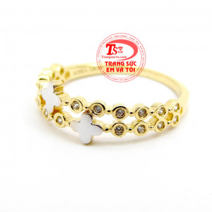 Nhẫn nữ cỏ bốn lá Korea,Nhẫn nữ được kết hợp giữa vàng trắng và vàng màu,hai bên viền nhẫn đính đá để khiến chiếc nhẫn thêm sinh động