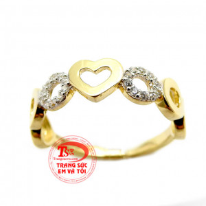 Nhẫn nữ hạnh phúc,nhẫn nữ được thiết kế với trung tâm mặt nhẫn là trái tim vàng, xung quanh là những khối hình tròn khiến cho người nhìn có thể cảm nhận được sự yêu thương đong đầy hạnh phúc