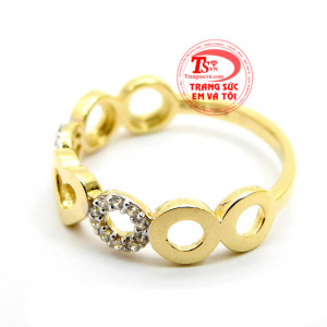 Nhẫn nữ hạnh phúc,nhẫn nữ được thiết kế với trung tâm mặt nhẫn là trái tim vàng, xung quanh là những khối hình tròn khiến cho người nhìn có thể cảm nhận được sự yêu thương đong đầy hạnh phúc