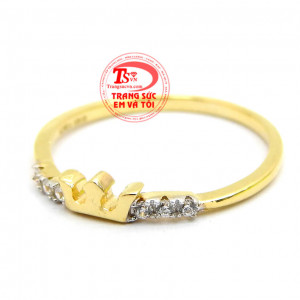 Mặt nhẫn được thiết kế hình vương miên,hai bên viền đính đá kết tạo nên vẻ kiêu sa cho chiếc nhẫn