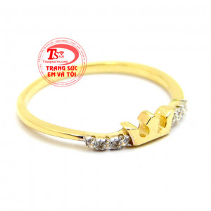 Mặt nhẫn được thiết kế hình vương miên,hai bên viền đính đá kết tạo nên vẻ kiêu sa cho chiếc nhẫn