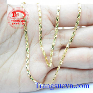 Sản phẩm được chế tác từ vàng tây 10k. Dây vàng tây 10k