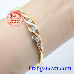 Sản phẩm uy tín,bảo hành 6 tháng,giao hàng nhanh trên toàn quốc. Vòng nữ tinh tế