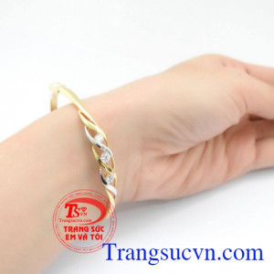 Là món quà dành tặng nửa kia của mình. Vòng nữ tinh tế