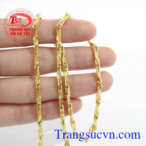 Dây chuyền nam được chế tác cách tỉ mỉ tới từng đường nét làm tôn lên vẻ mạnh mẽ, nam tính của các quý ông.