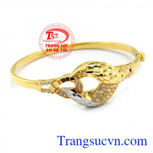 Là sản phẩm vô cùng tinh tế,được các chị em ưa chuộng. Vòng tay Nụ Hoa Hồng