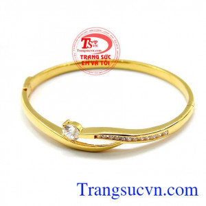 Có điểm nhấn là viên đá nhỏ và 1 đường viền đá sắc nét vô cùng tinh xảo. Vòng Vàng Đẹp