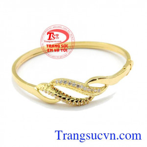 Vòng tay Xinh Xắn được thiết kế rất nhẹ nhàng,xinh xắn với các đường nét vô cùng tinh tế.
