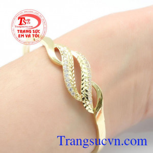 Là món quà dành tặng riêng cho bản thân sau những vất vả,nỗ lực. Vòng tay Xinh Xắn