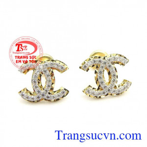 Hoa tai vàng thương hiệu. Hoa tai được nhập khẩu từ Hàn Quốc với kiểu dáng sang trọng, quý phái, tôn lên vẻ đẹp cho người đeo.