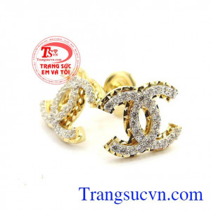 Đôi hoa tai vô cùng tiện dụng và xinh đẹp. Hoa tai vàng thương hiệu