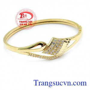 Là món quà ý nghĩa dành tặng các chị em phụ nữ trong các dịp lễ. Vòng Tay Sang Trọng