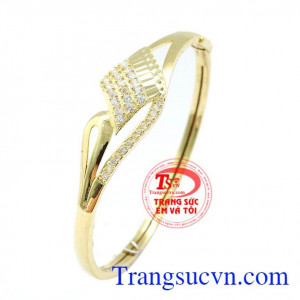 Vòng Tay Sang Trọng được thiết kế tinh xảo,khéo léo. 