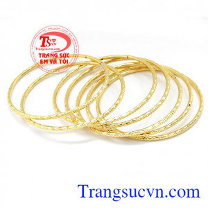 Vòng Tuần Quý Phái được thiết kế những đường nét hoa văn đẹp,sang trọng.