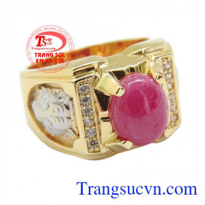 Nhẫn Nam Đá Ruby Đẹp được chạp khắc 3D hình con báo 2 bên nhẫn tinh xảo,tỉ mỉ kết hợp với đá Ruby thiên nhiên đẹp mang lại cho người đeo sự sang trọng,thể hiện sự quyền uy,mạnh mẽ